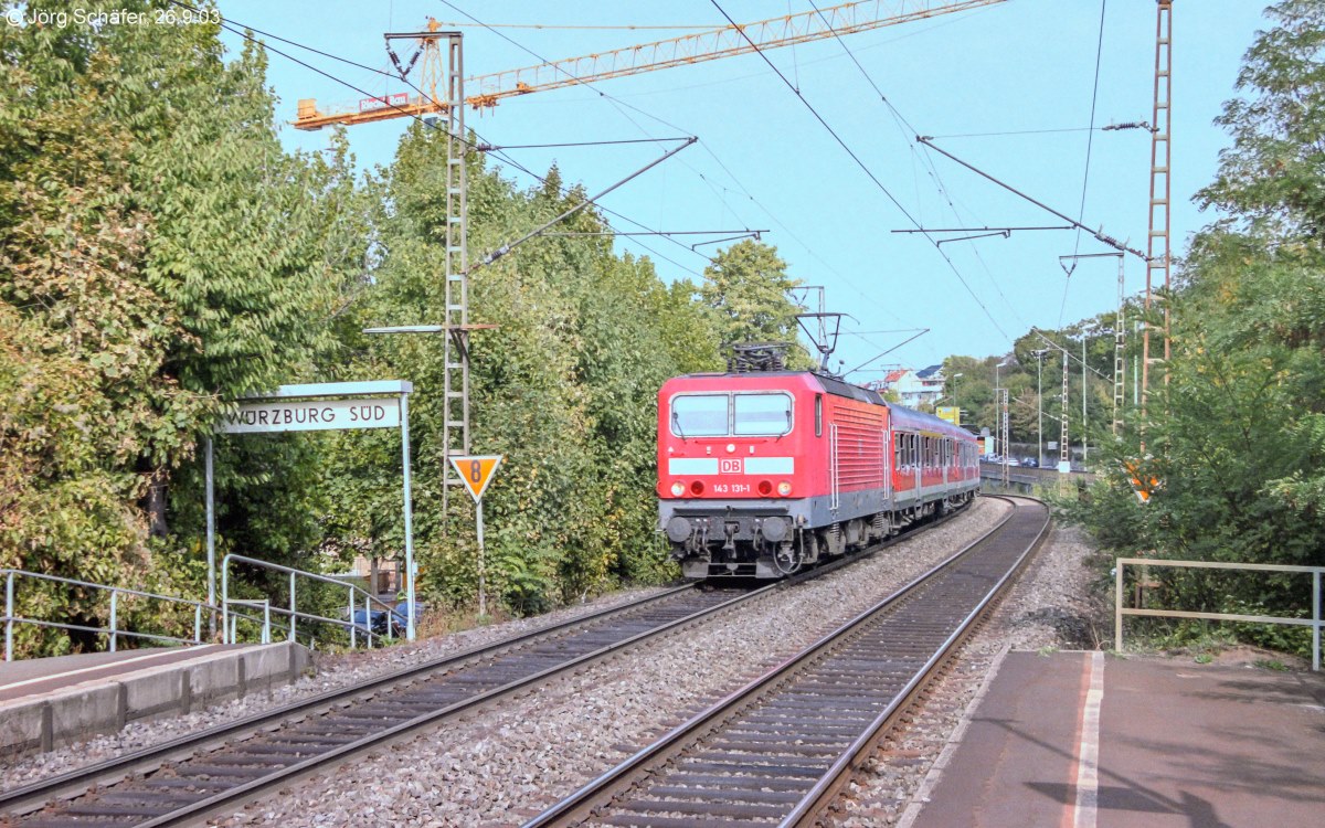 143 131 fuhr am 26.9.03 mit einer RB Richtung Lauda in den schlichten Haltepunkt Würzburg Süd ein.