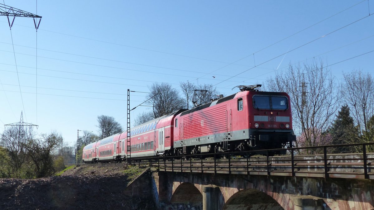 143 135 zieht eine RB22 nach Frankfurt Hbf über die Nieder Steinbogenbrücke. Aufgenommen am 27.3.2017 15:53