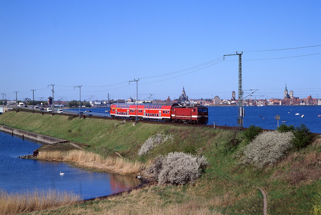 143 136 auf dem Rügendamm vor der Kulisse von Stralsund, 09.05.2001, RB