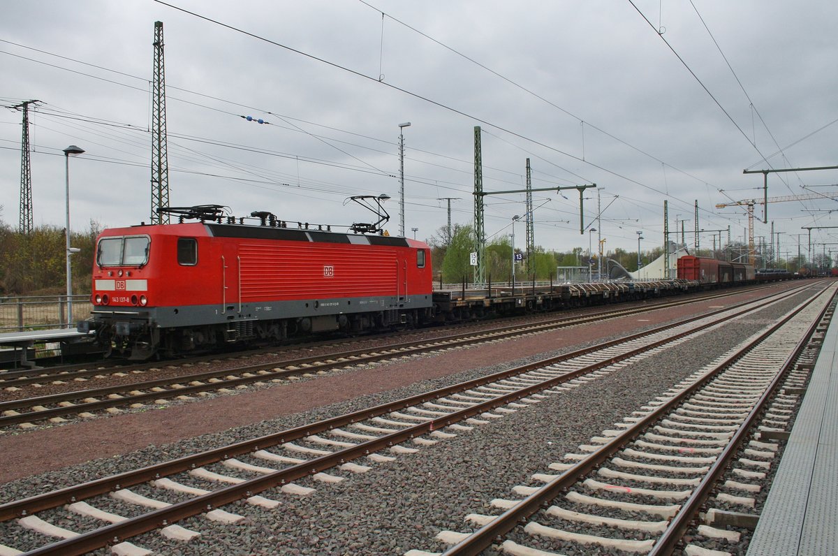 143 137-8 durchfährt am 7.4.2017 mit einem gemischten Güterzug den Magdeburger Hauptbahnhof in westlicher Richtung.