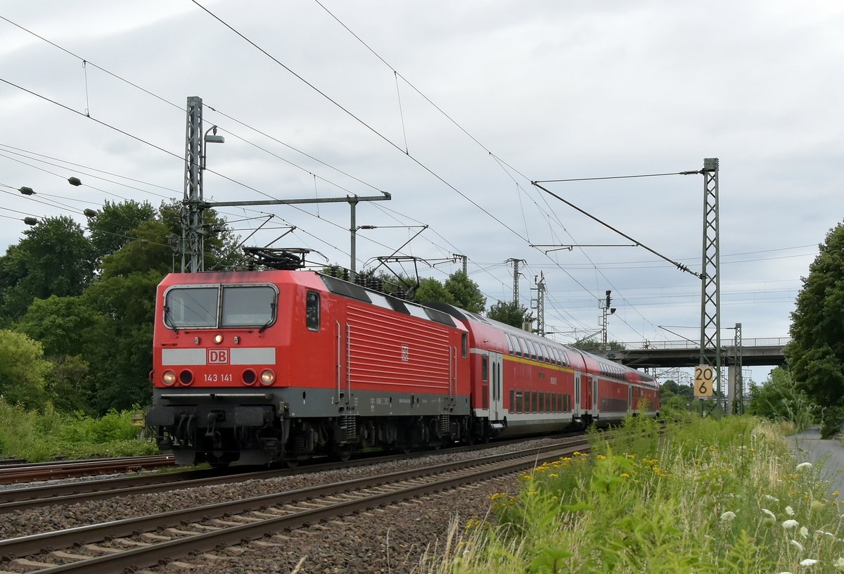143 141 mit einer RB nach Wiesbaden in Groß Gerau am Sonntag den 16.7.2017.