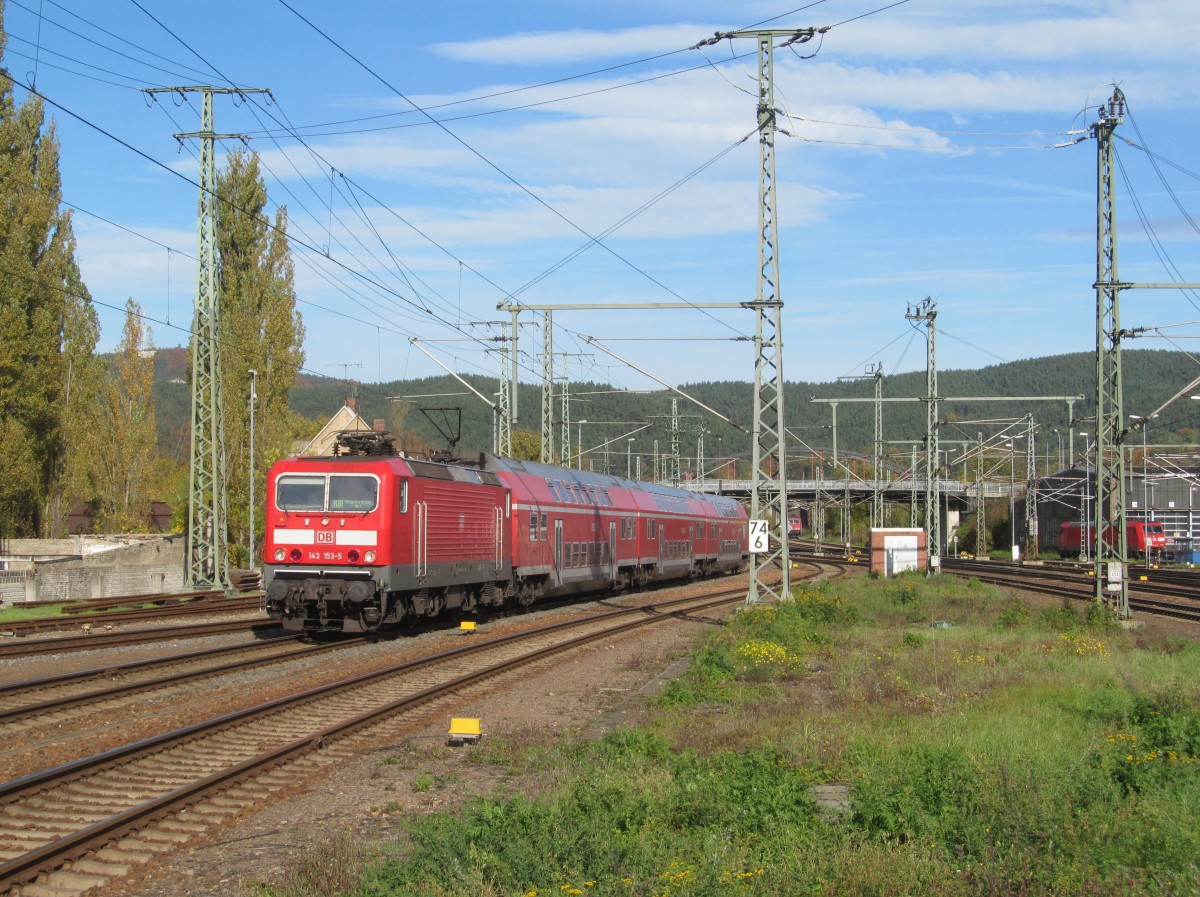 143 153-5 erreicht am 19. Oktober 2013 mit einer RB aus Naumburg (Saale) Hbf den Bahnhof Saalfeld.