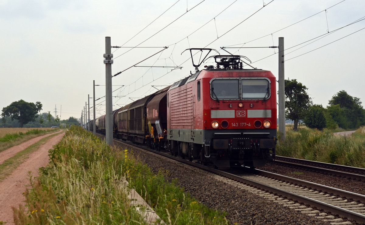 143 177 führte am 08.07.17 einen gemischten Güterzug durch Rodleben Richtung Magdeburg.