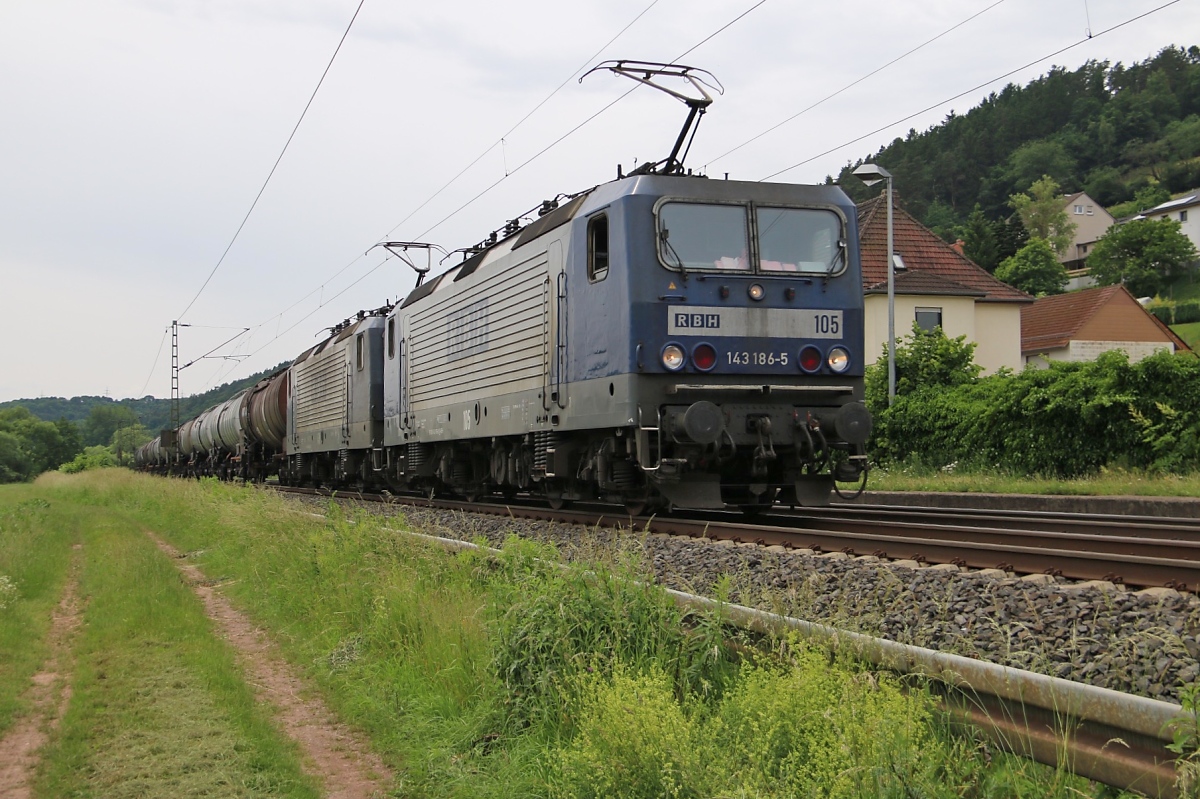 143 186-5 (RBH 105) und 143 143-6 (RBH 143) mit Kesselwagenzug in Fahrtrichtung Norden. Aufgenommen in Ludwigsau-Friedlos am 11.06.2016.
