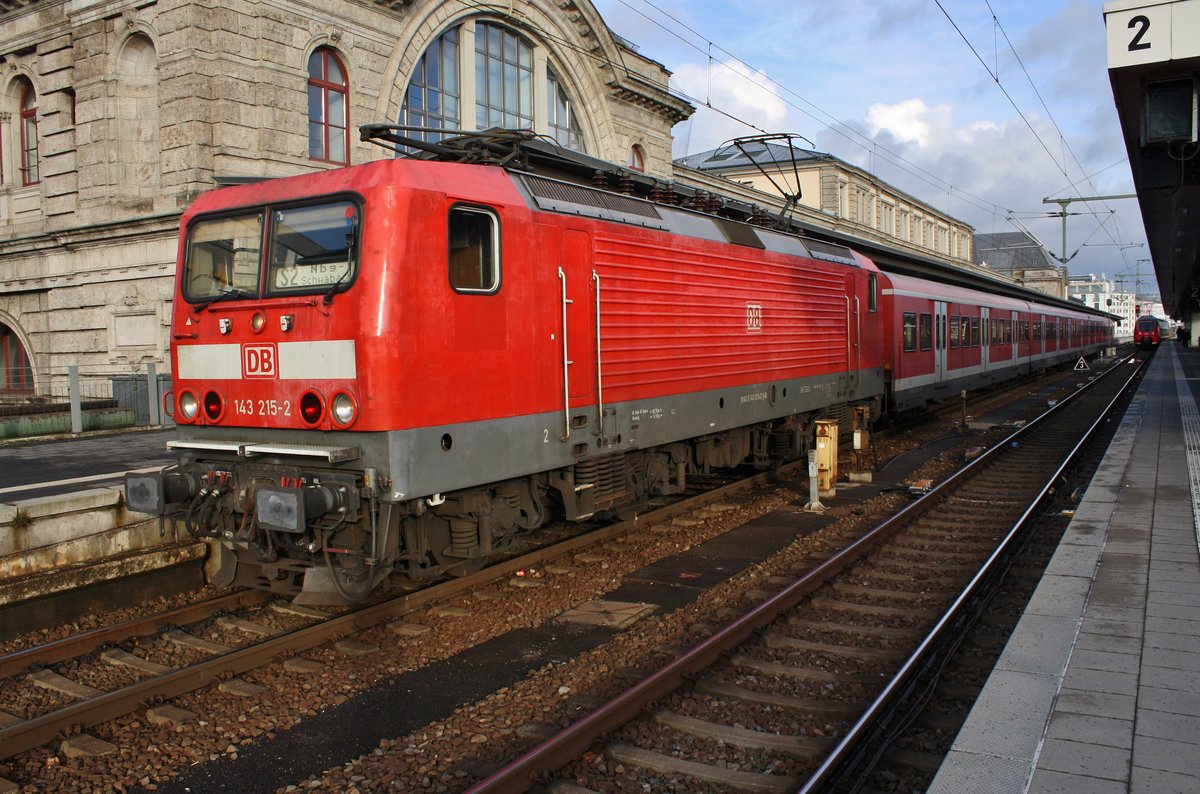 143 215-2 steht am 28.12.2017 mit der S2 von Feucht nach Schwabach im Nürnberger Hauptbahnhof.