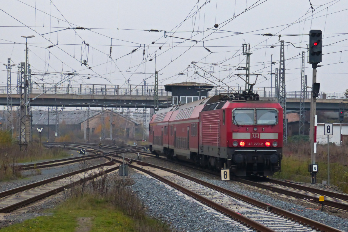 143 220-2 mit Regionalbahn nach Leinefelde bei der Ausfahrt aus dem Bahnhof Nordhausen 15.11.2014
