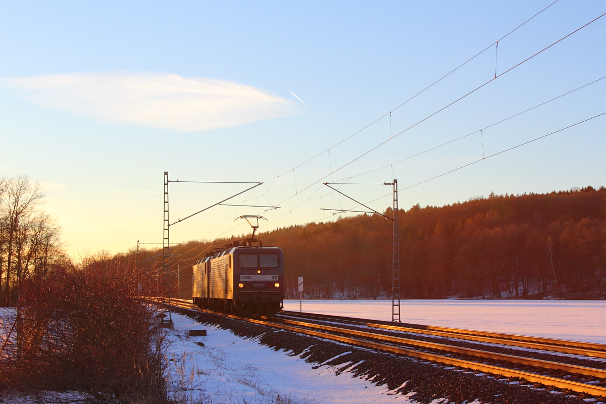 143 226-9 RBH 128 und 143 573-4 RBH 116 bei Oberlangenstadt am 19.01.2017.