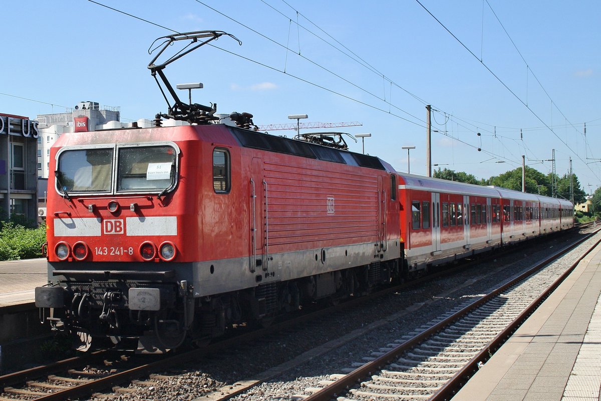 143 241-8 drückt am 3.7.2017 die S1 von Dortmund Hauptbahnhof nach Essen-Steele Ost in den Bochumer Hauptbahnhof.