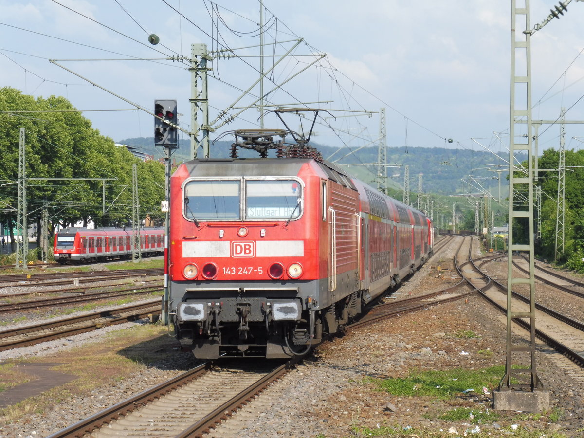 143 247 mit Doppelstockwagen al RE nach Stuttgart Hbf bei der einfahrt in Bad Cannstatt. Mai 2018