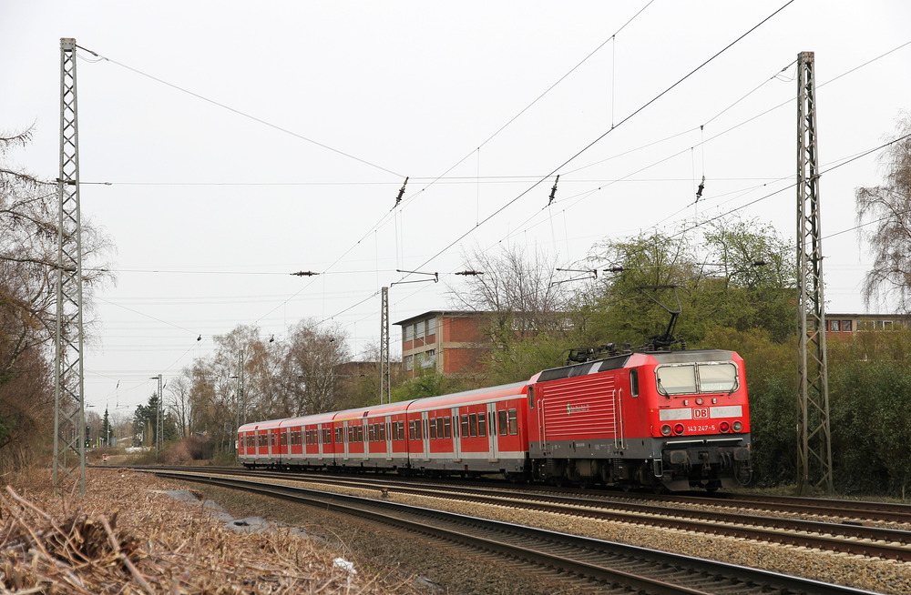 143 247 mit einem Fußball-Verstärker am 2. April 2016 in Essen.
Das Foto entstand am Bahnübergang Hülsenbruchstraße.