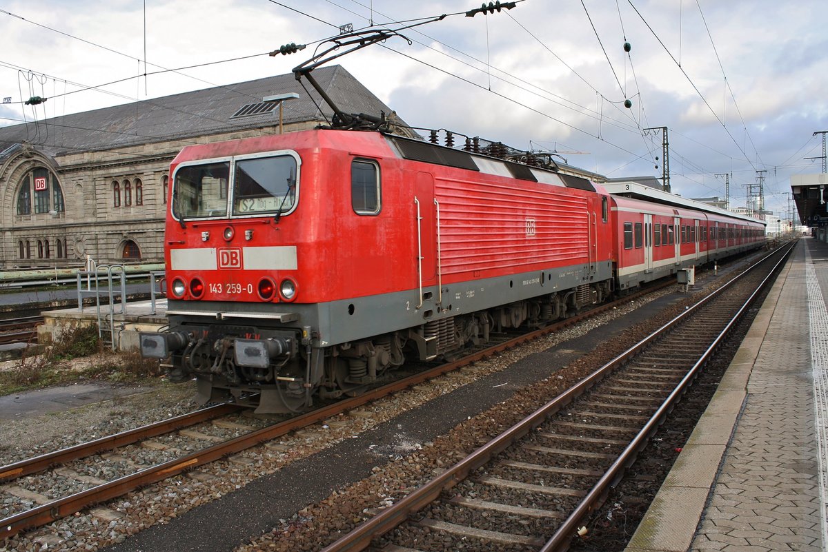 143 259-0 schiebt am 28.12.2017 die S2 von Roth nach Altdorf(b Nürnberg) in den Nürnberger Hauptbahnhof. 