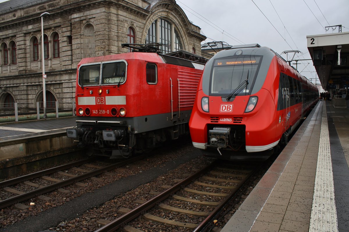 143 259-0 trifft am 28.12.2017 mit der S2 von Altdorf(b Nürnberg) nach Roth im Nürnberger Hauptbahnhof auf 442 745-6 als S3 nach Neumarkt(Oberpf).