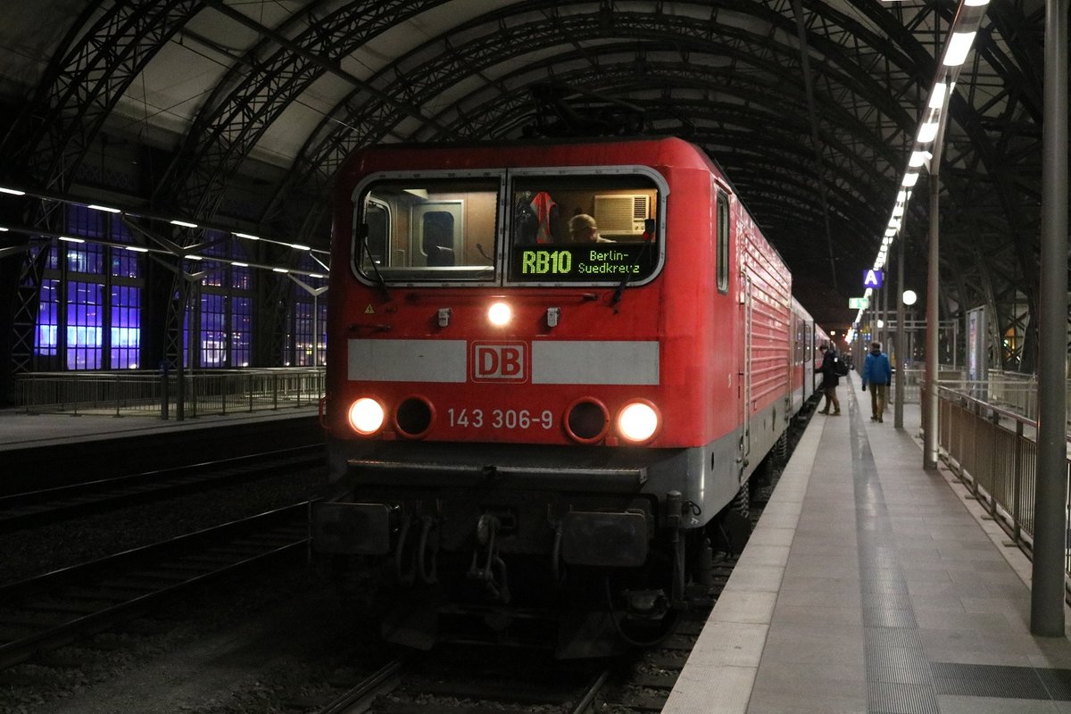 143 306-9 mit 7 (A)By-Wagen und einem Bybdzf 482.1 (y-Steuerwagen) als RE 18441 von Dresden Hbf nach Berlin Südkreuz (Striezelmarkt-Express) steht am Abend in Dresden Hbf und ist in Kürze abfahrbereit. [17.12.2016]