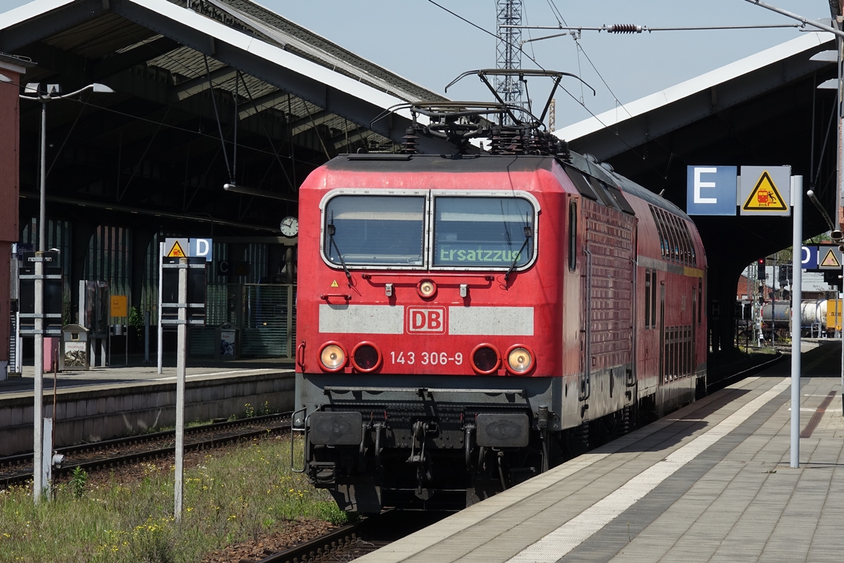 143 306-9 mit nur einem DoSto-Steuerwagen als RB 11 nach Cottbus bei der Ausfahrt in Frankfurt/Oder am 17.05.2017
