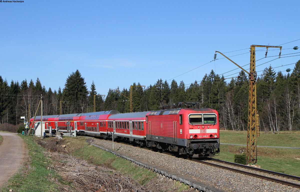 143 308-5 mit der RB 17265 (Freiburg(Brsg)Hbf-Titisee) bei Hinterzarten 11.4.16