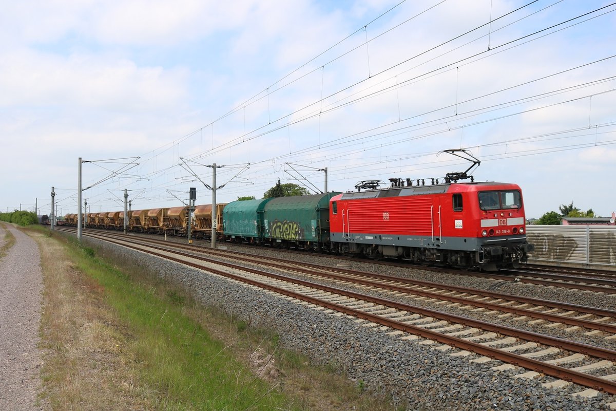 143 316-8 aus Baden-Württemberg als gemischter Gz fährt bei Benndorf auf der Bahnstrecke Magdeburg–Leipzig (KBS 340) in Richtung Leipzig. [25.5.2017 - 14:19 Uhr]