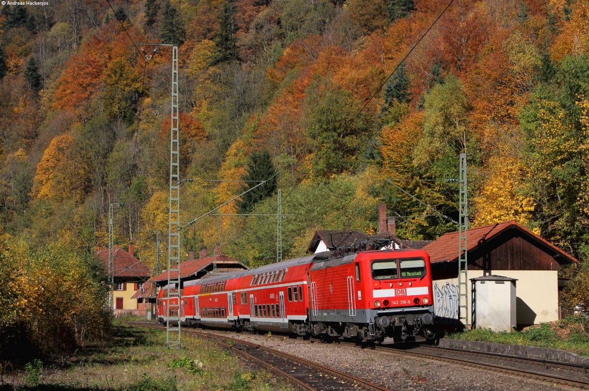 143 316-8 mit der RB 26932 (Freiburg(Brsg)Hbf-Neustadt(Schwarzw)) in Hirschsprung 26.10.15