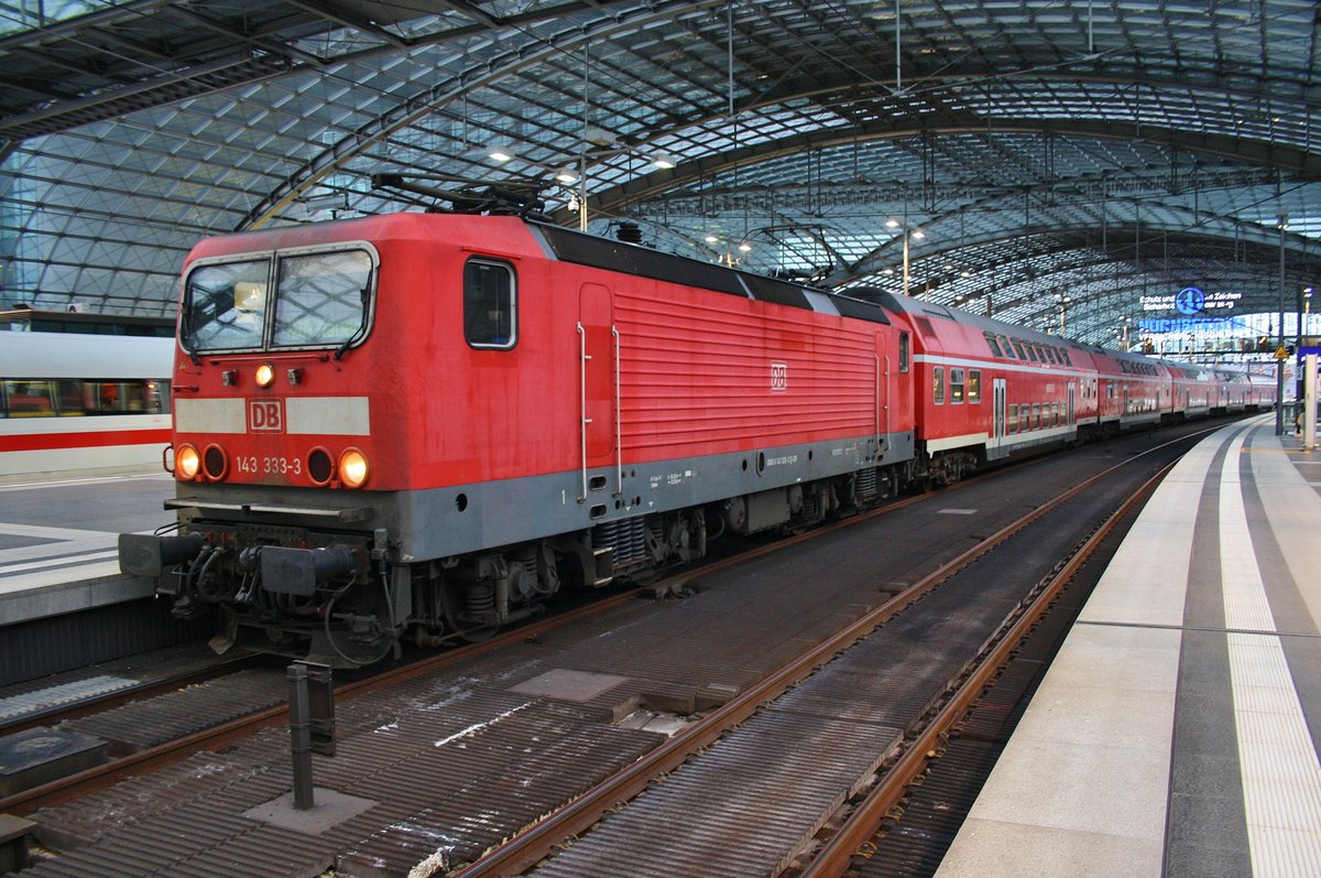 143 333-3 wartet am Morgen des 7.4.2017 mit der RB14 (RB18606)  Airport-Express  von Berlin Schönefeld Flughafen nach Nauen in Berlin Hauptbahnhof auf Abfahrt.