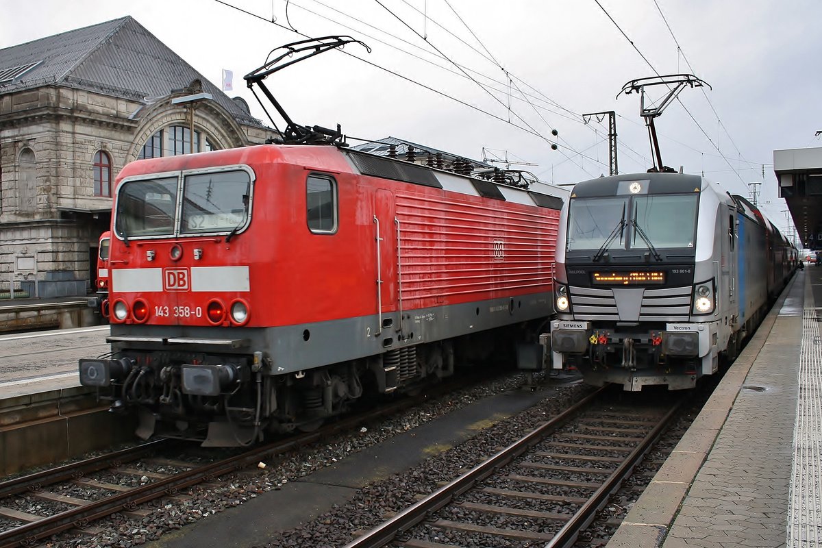 143 358-0 trifft am 28.12.2017 mit der S2 von Schwabach nach Feucht im Nürnberger Hauptbahnhof auf 193 801-8 mit dem RE4806 nach Sonneberg(Thür) Hauptbahnhof.