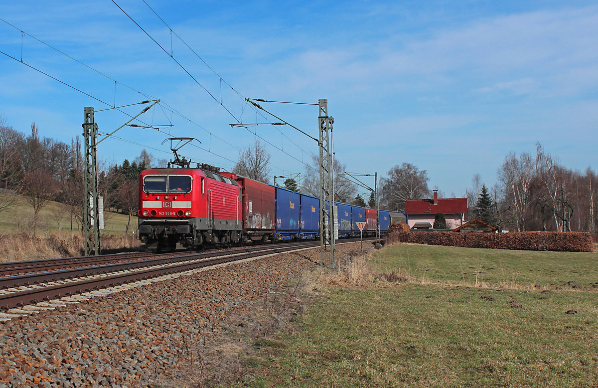 143 558-5 fährt am 04.03.2017 mit dem GA 52811 (Braunschweig Rbf - Mosel) durch den Ortsteil Glauchau Schönbörnchen.