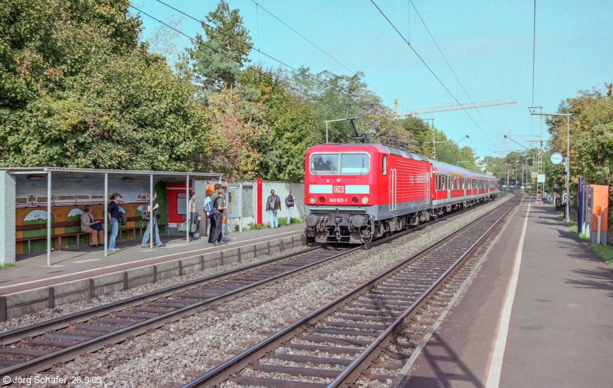 143 621 hielt am 26.9.03 mit einer RB nach Treuchtlingen in Würzburg Süd.