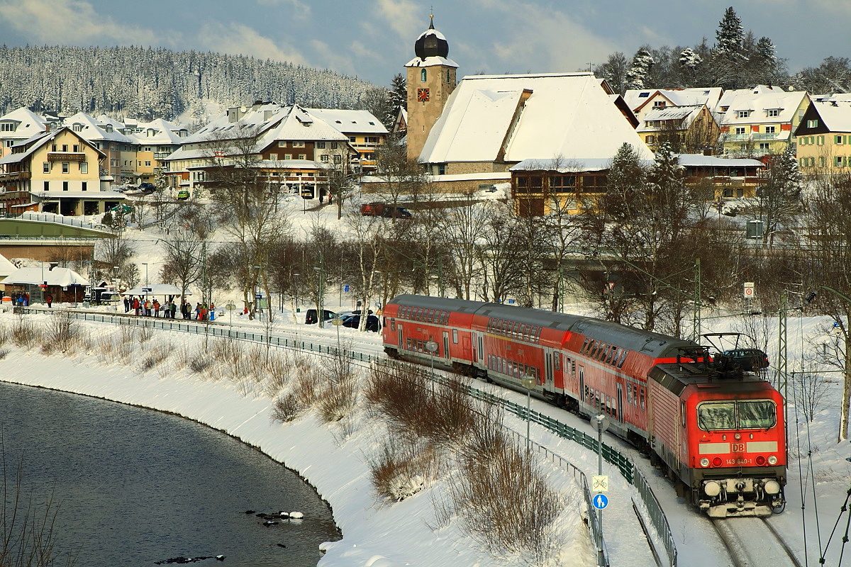 143 640-1 erreicht am 31.12.2014 den Haltepunkt Schluchsee