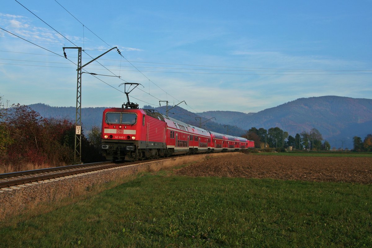 143 640-1 pendelte zusammen mit einer Dosto-Garnitur und der 143 312-7 am Zugschluss am 28.10.16 wie schon so oft zuvor auf der Höllentalbahn. Hier konnte der Zug, gerade auf dem Weg von Neustadt (Schwarzwald) nach Freiburg Hbf, bei Kirchzarten aufgenommen werden.