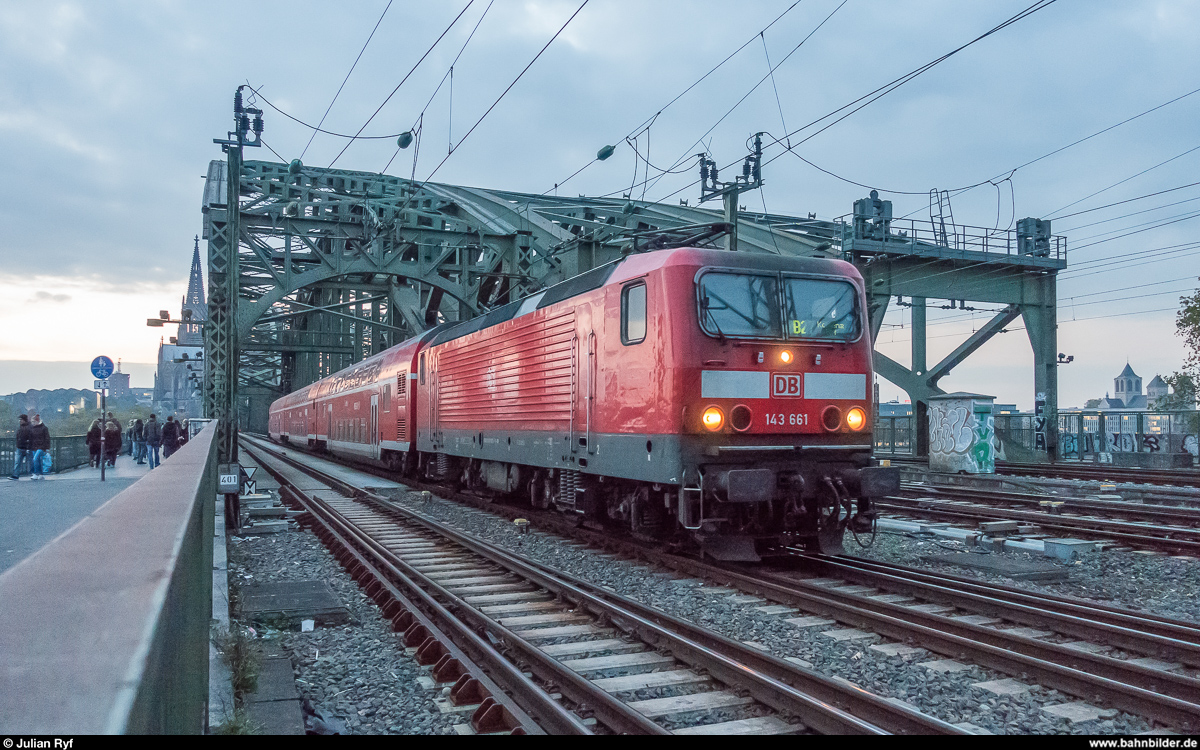 143 661 verlässt am 3. November 2017 mit einer RB27 nach Koblenz die Hohenzollernbrücke in Köln.