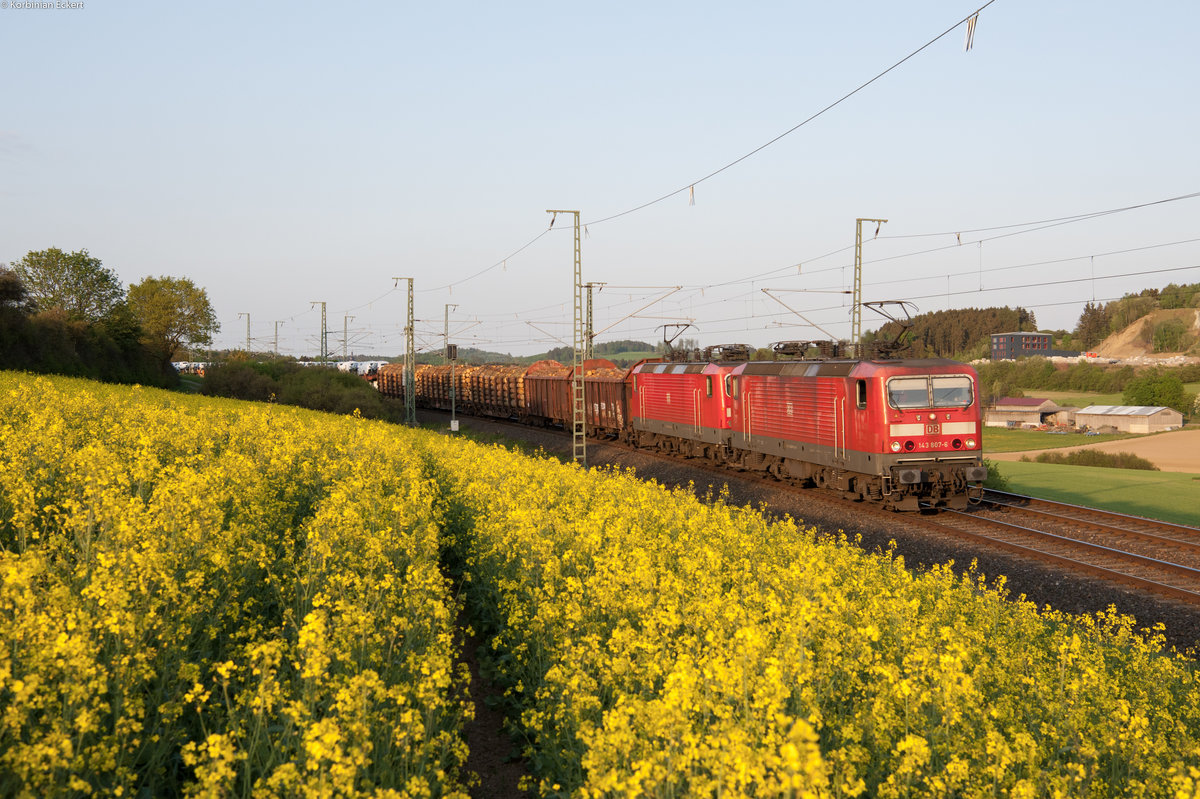 143 807 mit dem EZ 51619 von Zwickau nach Nürnberg Rbf bei Feilitzsch, 04.05.2018