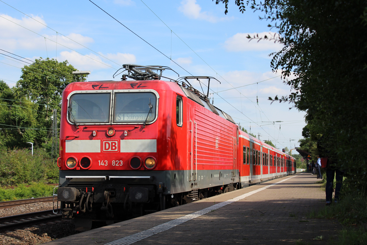 143 823 kommt mit der Leergarnitur aus Solingen zurück, in Hilden am 31.07.2015