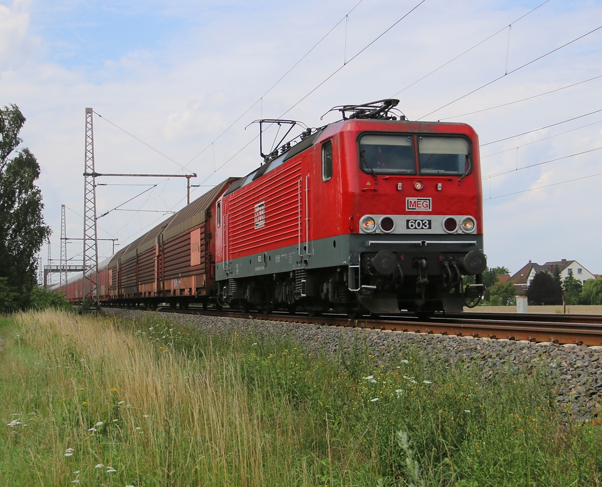 143 851-4 (MEG 603) mit geschlossenen DB-Autotransportwagen in Fahrtrichtung Seelze. Aufgenommen am 24.07.2015 in Dedensen-Gümmer.