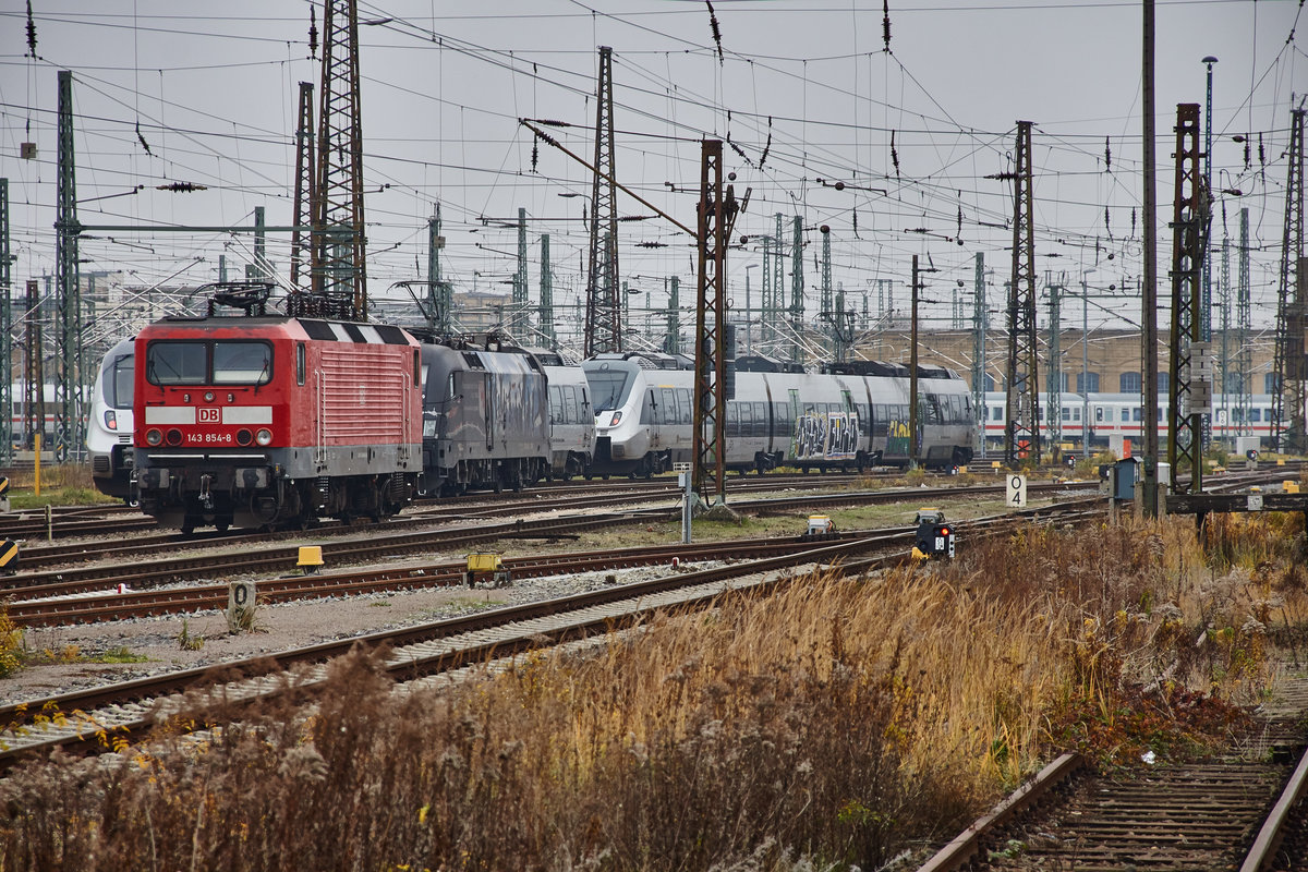 143 854-8 hinter ihr steht die 182 509 (MRCE) zu sehen im Bahnvorfeld vom Leipziger Hbf.am 24.11.16.