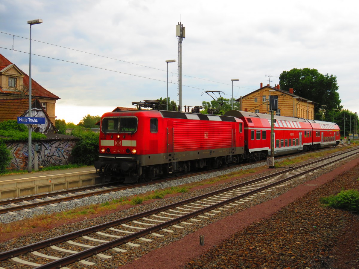 143 871 2 im Bahnhof von Halle Trohta mit der S 7 nach Halle Nietleben am 26.05.2015