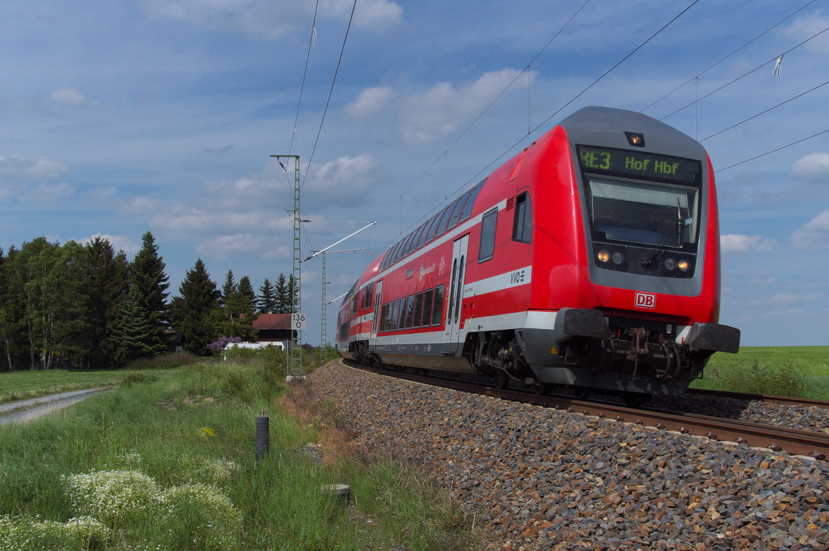 143 875 schob ihren RE in der S-Bahn Dresden Lackierung durch das Vogtland.
Bis zum Ziel nach Hof sind es noch gute 25 Minuten. Bahnstrecke 6362 Leipzig - Hof bei Kornbach im sächsischen Vogtland. Allerding ist die Grenze zu Thüringen nur wenige Meter entfernt - 18.05.2015