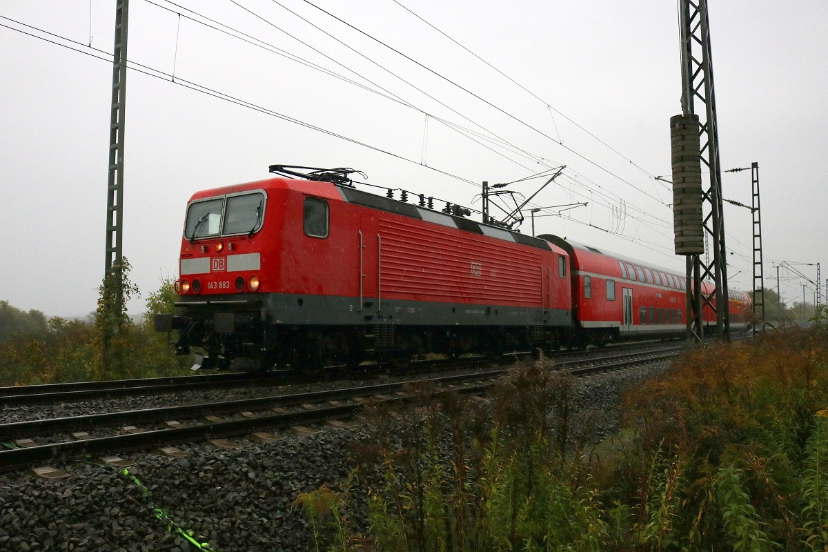 143 883 der S-Bahn Mitteldeutschland (DB Regio Südost) als S 37746 (S7) von Halle(Saale)Hbf Gl. 13a nach Halle-Nietleben verlässt in Angersdorf (Saaleaue) die Bahnstrecke Halle–Hann. Münden (KBS 590). [21.10.2017 | 16:37 Uhr]