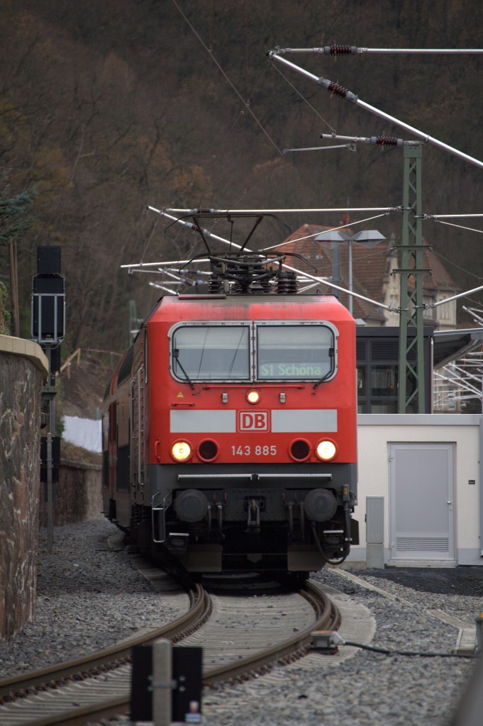 143 885  als Zuglok vor der S1  Richtung Schna, nach der Anfahrt in Meien Altstadt. 01.12.2013 14:40 Uhr