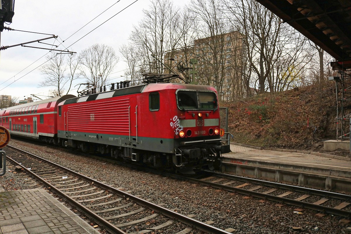 143 903 der S-Bahn Mitteldeutschland (DB Regio Südost) als S 37739 (S7) von Halle-Nietleben nach Halle(Saale)Hbf Gl. 13a erreicht den Hp Halle Zscherbener Straße abweichend auf Gleis 1. [24.12.2017 | 13:55 Uhr]