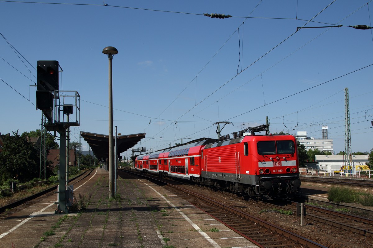 143 910-8 mit RE nach Leipzig Hbf in Magdeburg-Neustadt. Fotografiert am 20.07.2015. 