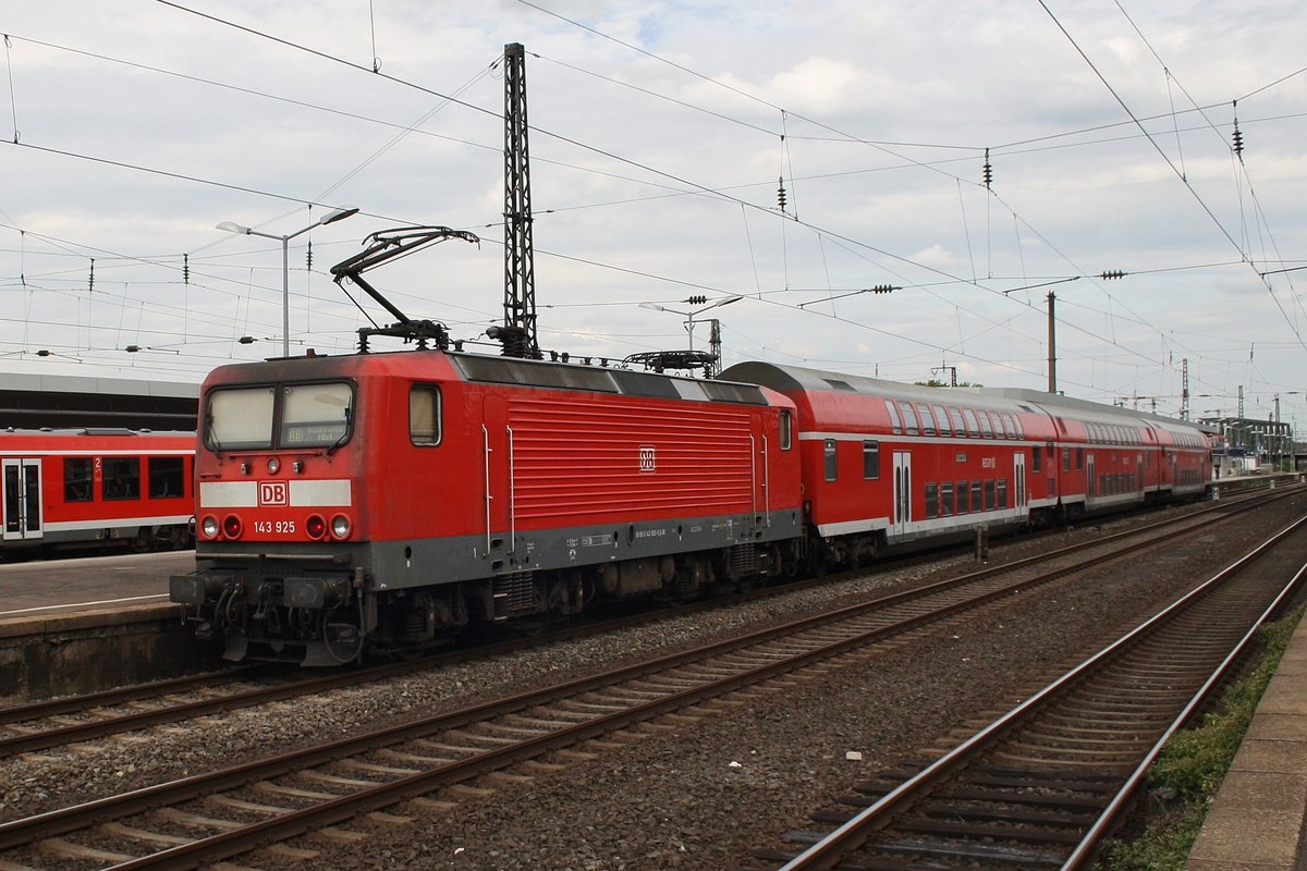143 925 fährt am 3.7.2017 mit der RB27 (RB12527)  Rhein-Erft-Bahn  von Mönchengladbach Hauptbahnhof nach Koblenz Hauptbahnhof in Köln Messe/Deutz ein.