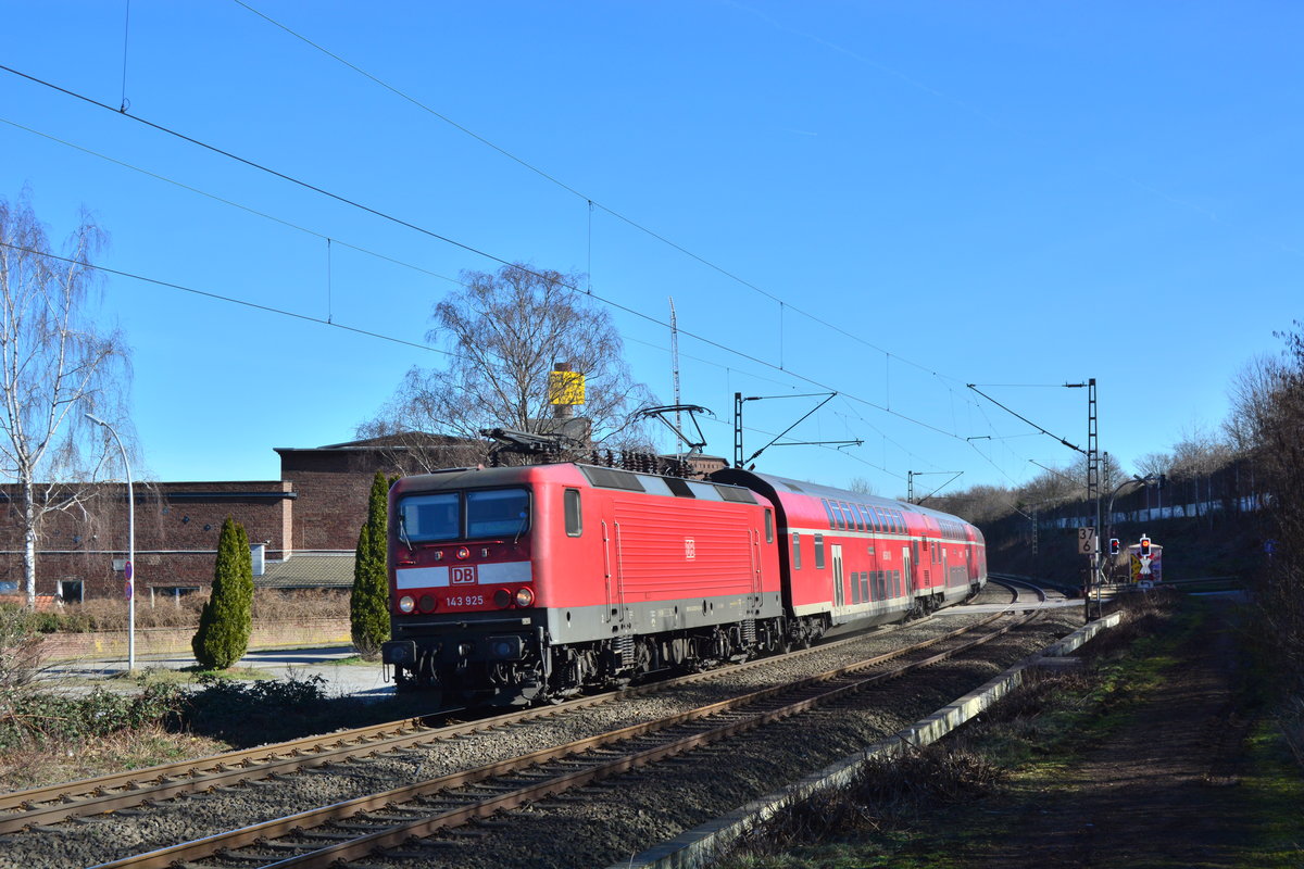 143 925 zieht ihre RB27 durch Jüchen gen Mönchengladbach und erreicht gleich den Haltepunkt Jüchen.

Jüchen 25.02.2019