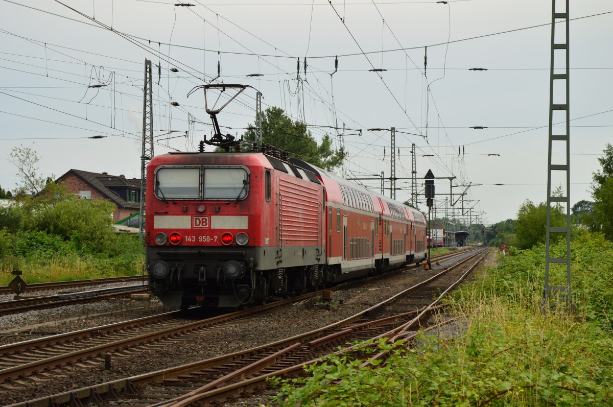 143 958-7 schiebt einen RB 27 Zug in Grevenbroich ein. Freitag 4.7.2014