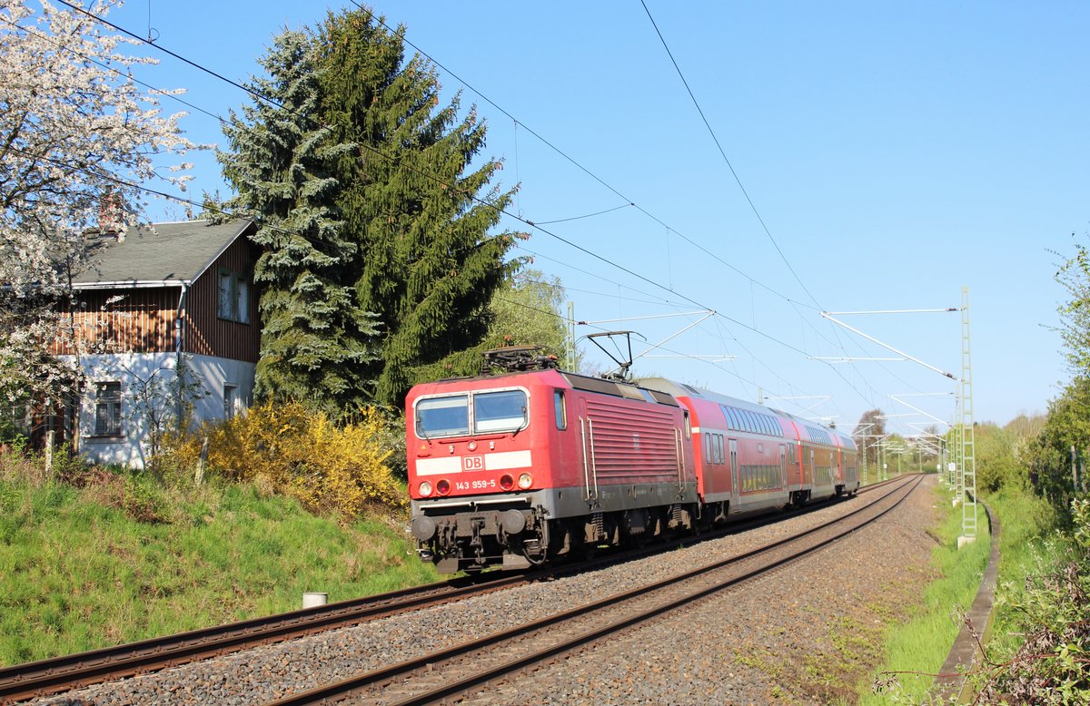 143 959 mit RE 4785 zu sehen am 07.05.16 bei Oberjößnitz.