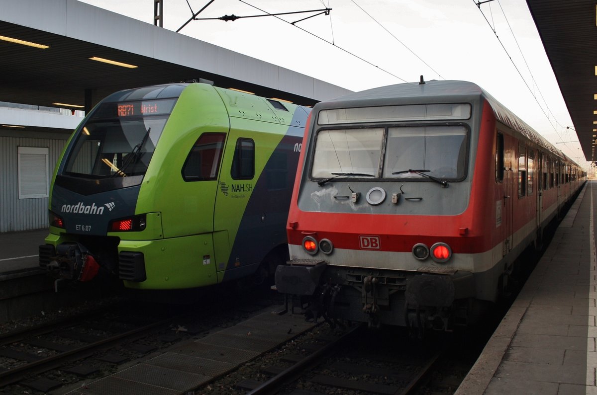 1430 542-9 trifft als RB71 (NBE83824) nach Wrist in Hamburg-Altona auf den RE6 (RE11023) von Westerland(Sylt) mit 245 209-2. (28.1.2017)