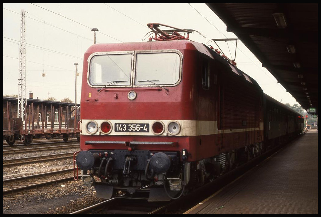 143356 wartet am 9.10.1992 im Bahnhof Arnstadt vor dem 6834 nach Erfurt um 15.16 Uhr auf die Abfahrt.