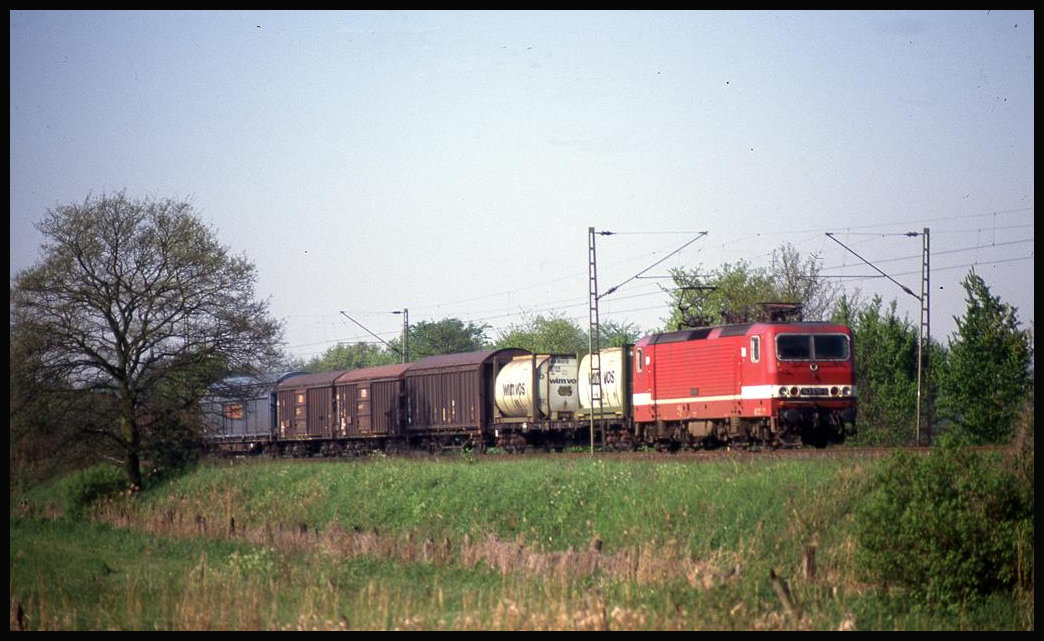 143570 erreicht hier am 15.5.1992 um 9.28 Uhr an der Landesgrenze NRW und NS mit einem Güterzug den Ortsbereich von Hasbergen.