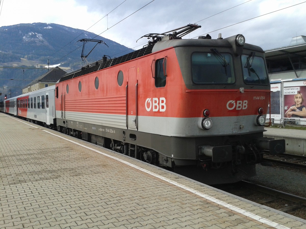 144 054 mit R 4863 nach Spittal-Millstättersee, hier am 16.1.2015 im Bahnhof Lienz

