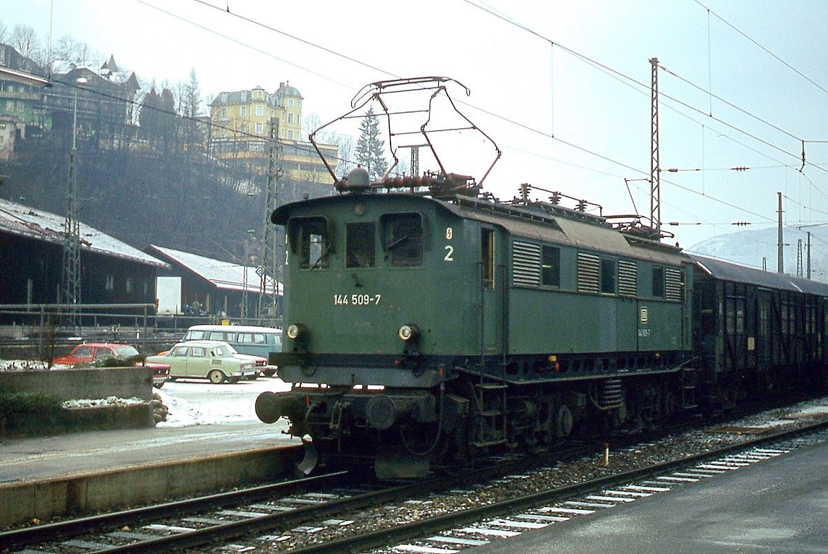 144 509-7 im Dezember 1977 im Bahnhof Berchtesgaden. Im Unterschied zu den 144 502-505 besaßen die 144 506-509 einen anderen Brückenrahmen und waren leistungsstärker (2.200 kW statt 1.600 kW) 
