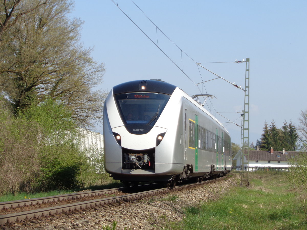 1440 203/703 war im April und Mai 2016 auf der Mangfalltalbahn Holzkirchen-Rosenheim im Dienste des Meridian unterwegs. Hier ist der Zug auf seiner Fahrt nach Holzkirchen zu sehen.
Bruckmühl, 20.04.2016.