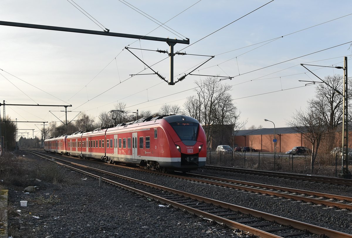 1440 306-7 führt einen S8-Zug von Mönchengladbach Hbf nach Wuppertal-Barmen am Donnerstag den 1.3.2018, hier fährt der Zug gerade in Korschenbroich ein.