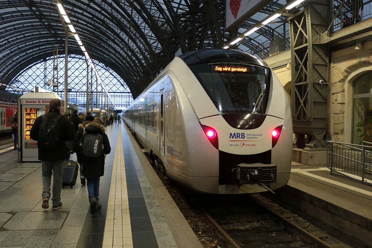 1440 704 (Alstom Coradia Continental) von Transdev Regio Ost als RE 26924 (RE3) nach Hof Hbf steht in seinem Startbahnhof Dresden Hbf auf Gleis 14 bereit. Auf dem Anzeiger steht noch  Zug wird gereinigt . [16.12.2017 | 15:25 Uhr]